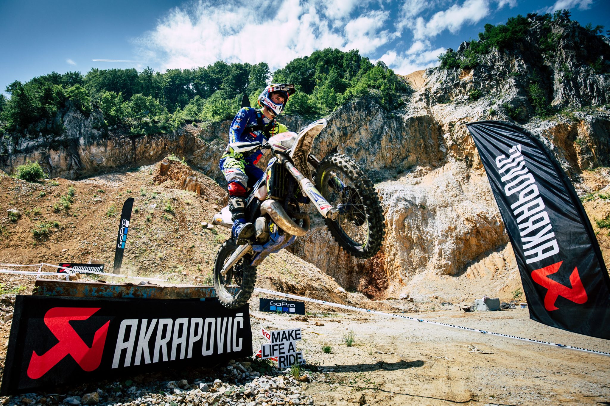 OFF-ROAD WEEKEND TO REMEMBER: WADE YOUNG DEFENDED XROSS CHALLENGE THRONE